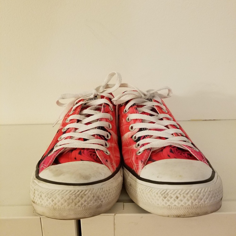 Converse- limited edition rose print size 9